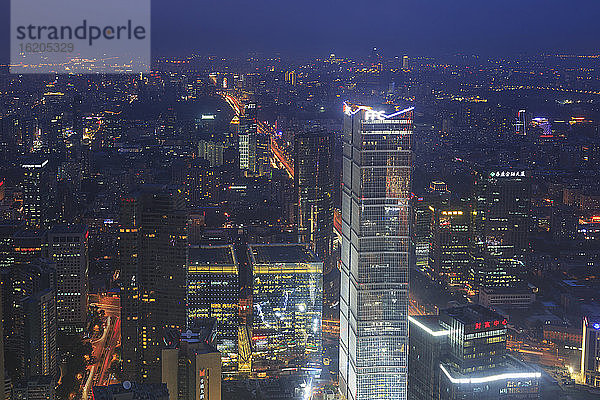 Luftaufnahme des zentralen Geschäftsviertels von Peking und der nachts beleuchteten Innenstadt von Peking  China