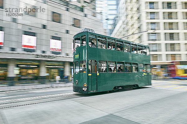 Städtische Straßenbahn in Bewegung Hongkong  China
