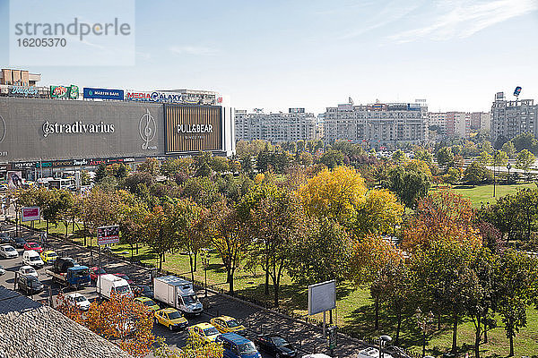 Blick von oben auf den Stadtplatz  Bukarest  Rumänien