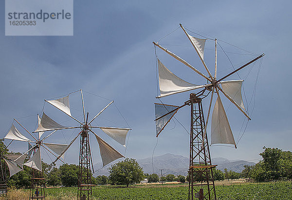 Reihe von traditionellen Windmühlen  Kreta  Griechenland