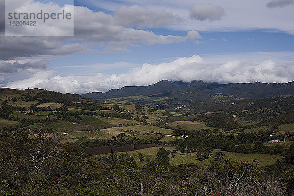 Blick auf eine Agrarlandschaft  Guatavita  Kolumbien  Südamerika