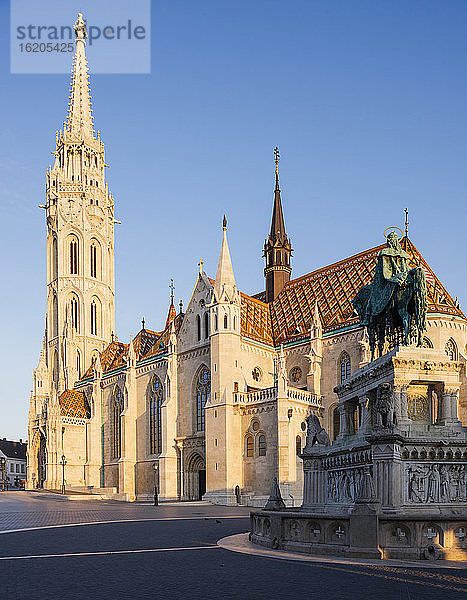 Außenansicht der Matthiaskirche in der Morgendämmerung  Fischerbastei  Budapest  Ungarn