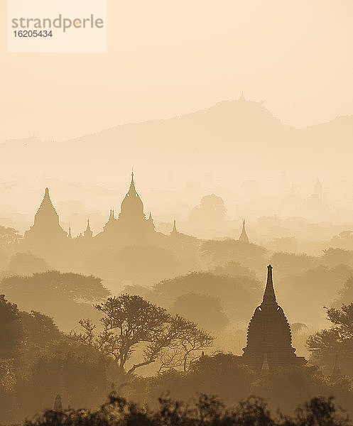 Panoramablick auf Bagan bei Sonnenuntergang  Region Mandalay  Myanmar