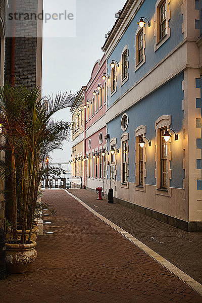 Einkaufszentrum in der Nähe des Jachthafens in der Abenddämmerung  Macau