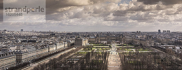 Stadtbild des Louvre  Paris  Frankreich  aus hohem Winkel