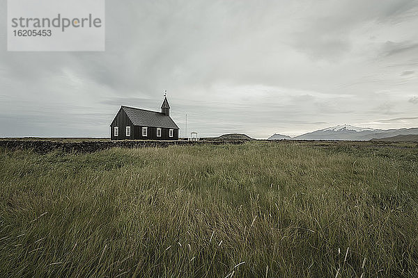 Budarkirkja-Kirche in Feldlandschaft  Budir  Snaefellsnes-Halbinsel  Island