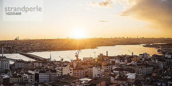 Blick auf die Skyline von Istanbul vom Galata-Turm bei Sonnenuntergang  Beyoglu  Istanbul  Türkei