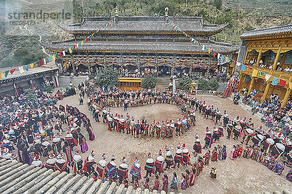 Traditionelles Dorffest zur Blumenblüte  Tongren  Provinz Qinghai  China