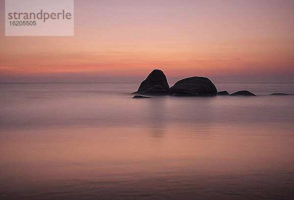 Felsformationen  Strand von Agonda bei Sonnenuntergang  Goa  Indien