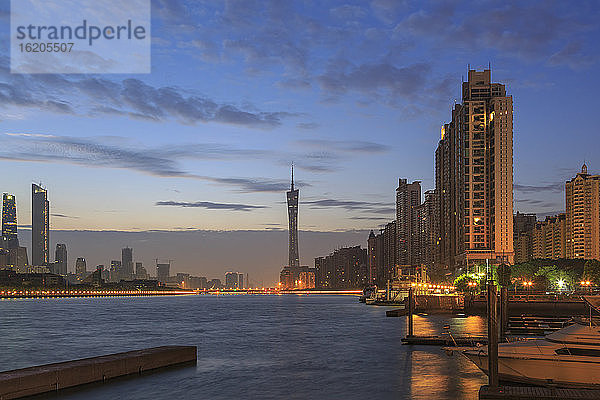 Perlfluss und Skyline von Guangzhou bei Nacht beleuchtet  China