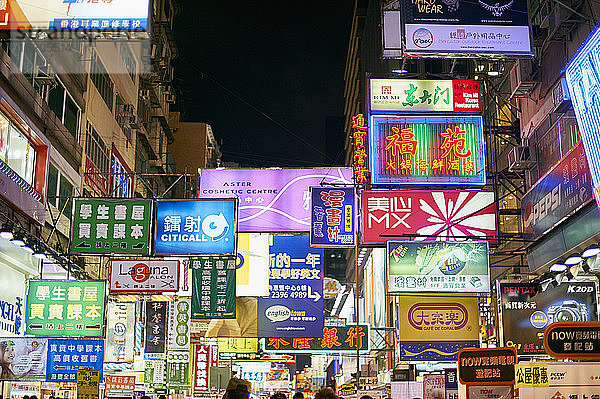 Reichlich beleuchtete Leuchtreklamen bei Nacht  Hongkong  China