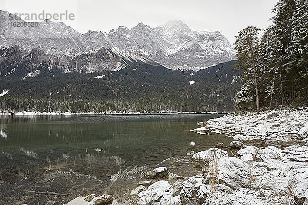 Eibsee und Berge im Schnee  Zugspitze  Bayern  Deutschland