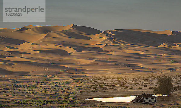 Beduinenzelt und riesige Sanddünen in der Wüste Empty Quarter  zwischen Saudi-Arabien und Abu Dhabi  VAE