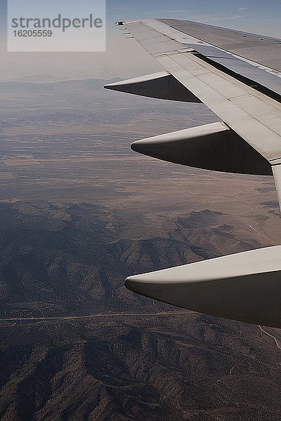 Ansicht eines Flugzeugflügels  über Utah  USA
