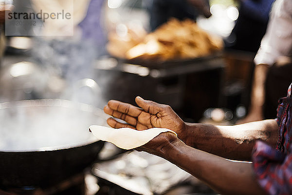 Koch bei der Zubereitung von Chole Bhature  Chandigarh  Punjab Haryana