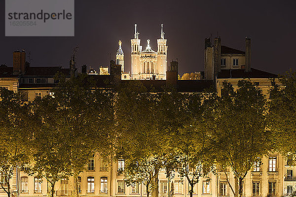 Basilika Notre-Dame de Fourviere bei Nacht  Lyon  Frankreich
