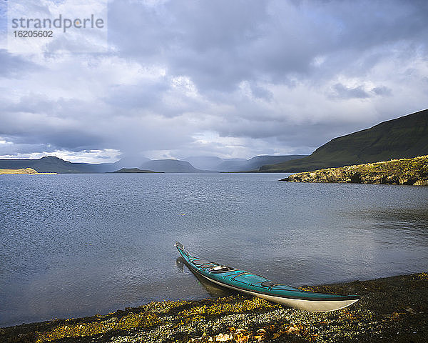 Kajak am Ufer der Bucht Hvalfjordur  Hvalfjordur  Island