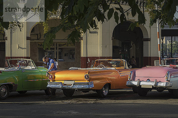 Cabrio-Oldtimer  geparkt am Paseo del Prado  Havanna  Kuba