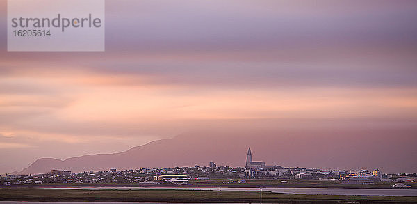 Skyline von Reykjavik um Mitternacht  Hallgrimskirkja-Kirche  Island