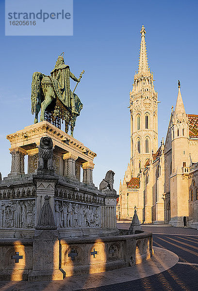 Außenansicht der Matthiaskirche in der Morgendämmerung  Fischerbastei  Budapest  Ungarn