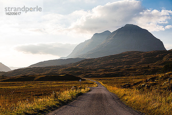 Offene Straße in den Bergen  Torridon  Schottland  UK