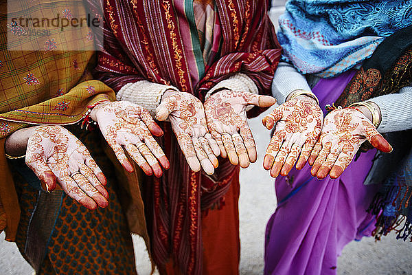 Ausgeschnittene Aufnahme von drei einheimischen Frauen mit Henna Mehndi auf Handflächen  Bikaner  Rajasthan  Indien