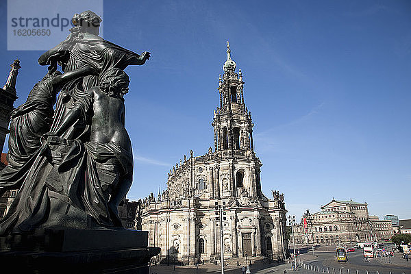 Erhöhte Ansicht des Denkmals und der Dresdner Kathedrale  Dresden  Deutschland