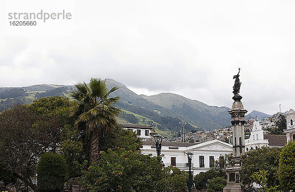 Erhöhte Ansicht der Statue auf dem Stadtplatz  Quito  Ecuador
