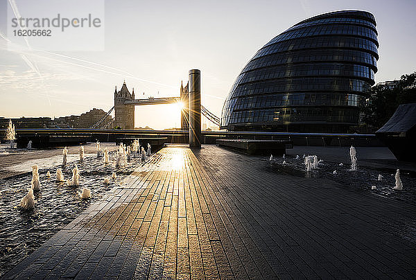 Tower Bridge und The Mayors Building bei Sonnenaufgang  London  UK
