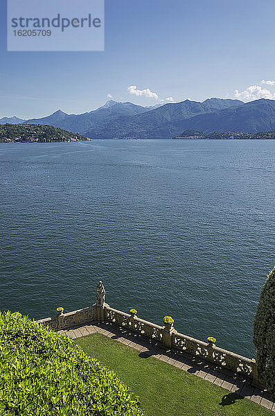 Blick von oben auf die Gartenterrasse der Villa del Balbianello  Comer See  Italien