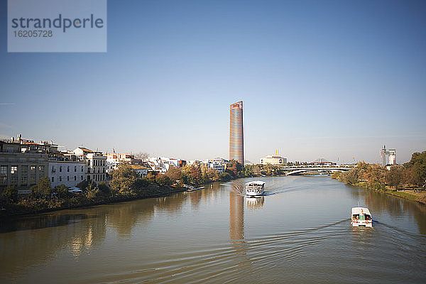 Touristische Flussboote auf dem Fluss Guadalquivir  Sevilla  Andalusien  Spanien
