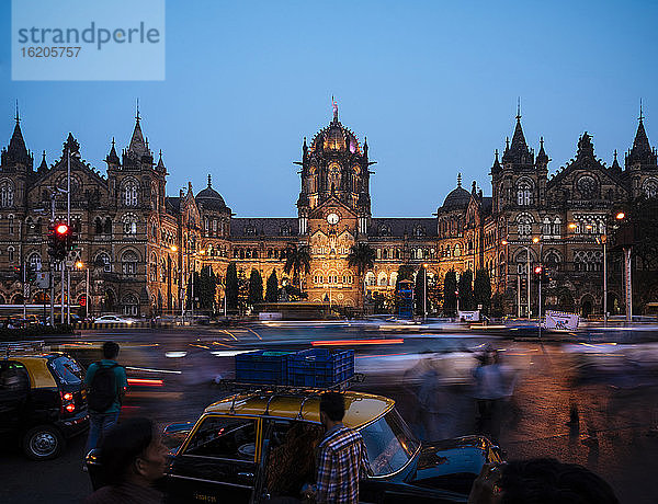 Mumbai Chatrapati Shivaji Terminus (Victoria Terminus) zur abendlichen Rushhour  Mumbai  Indien