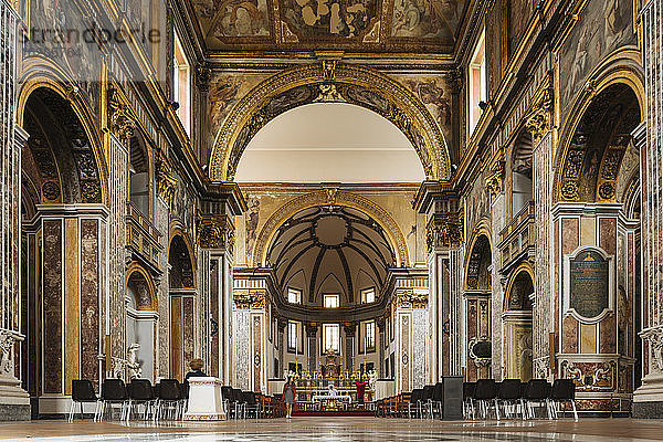 Kircheninnenraum  Neapel  Kampanien  Italien