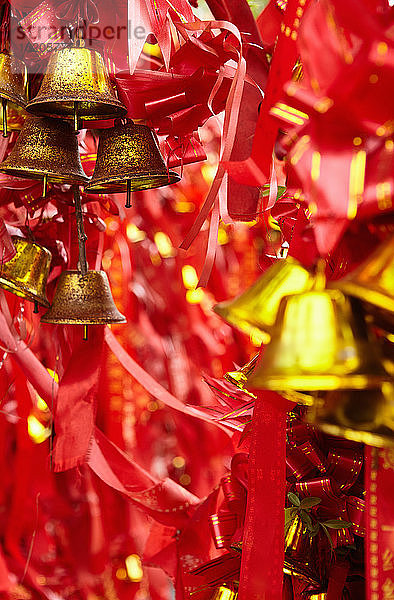 Glück bringende religiöse Opfergaben in der Nähe eines Tempels  Ningbo  Zhejiang  China