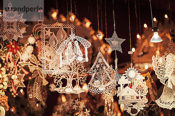 Hängender Weihnachtsschmuck auf dem Weihnachtsmarkt  Basel  Schweiz