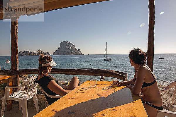 Zwei Touristinnen blicken auf Es Vedra  Ibiza  Spanien