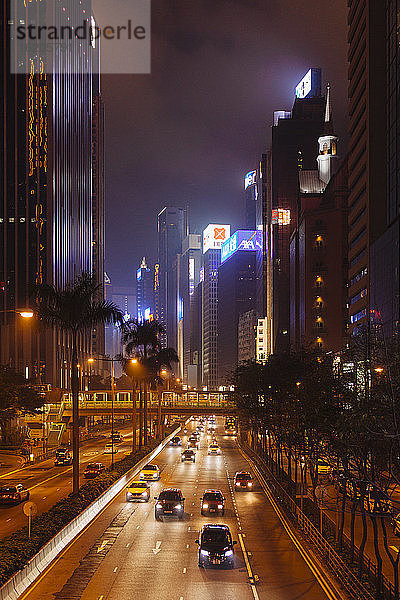 Erhöhtes Stadtbild mit Straßenverkehr bei Nacht  Hongkong  China