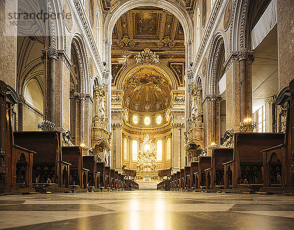 Kirchenschiff und Altar  Neapel  Kampanien  Italien