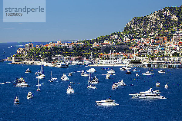 Superyachten auf der Monaco-Yachtshow aus der Vogelperspektive