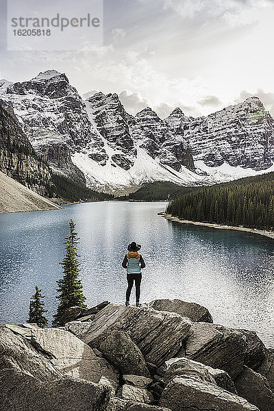 Stehende Frau mit Blick auf die Aussicht  Moraine Lake  Lake Louise  Alberta  Kanada