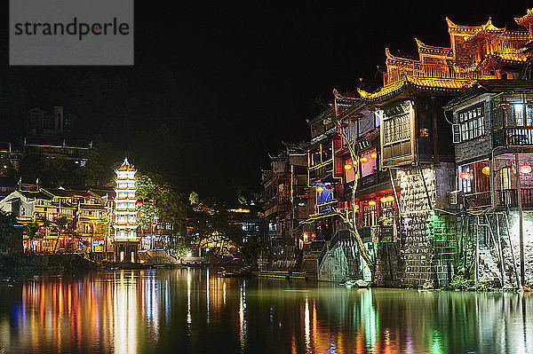 Traditionelle Gebäude am Flussufer  bei Nacht  Fenghuang  Hunan  China