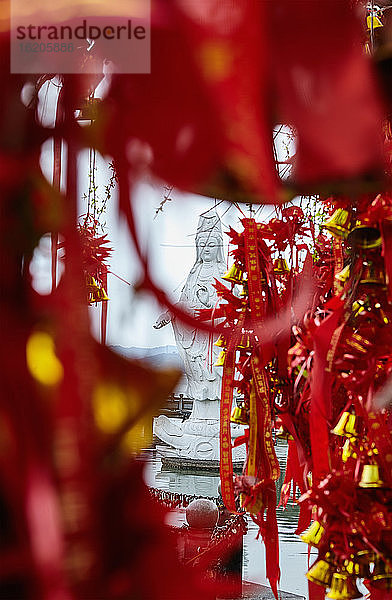 Glück bringende religiöse Opfergaben in der Nähe eines Tempels  Ningbo  Zhejiang  China