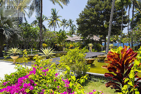 Ziergärten in einem tropischen Resort  Candidasa  Bali  Indonesien
