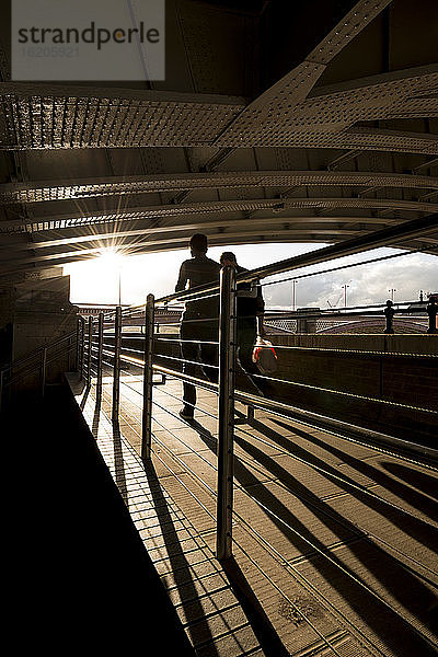 Silhouetten auf der Blackfriars Bridge  London  UK