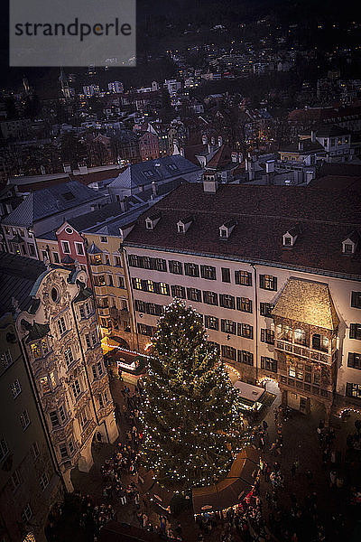 Erhöhte Ansicht mit Baum in Weihnachtsmarktstraße bei Nacht  Innsbruck  Österreich