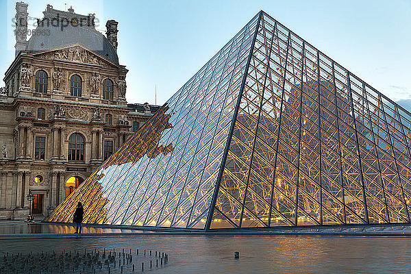Die Louvre-Pyramide  Paris  Frankreich