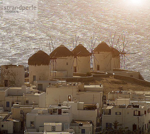 Erhöhte Ansicht von Dächern und traditionellen Windmühlen an der Küste  Mykonos  Kykladen  Griechenland