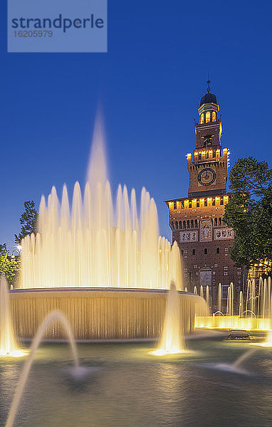 Springbrunnen vor dem Sforza-Schloss bei Nacht  Mailand  Italien