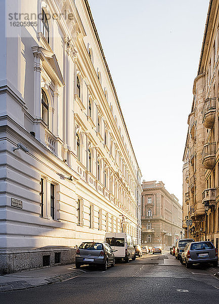 Klassische Architektur in der Nähe von Batthyany ter  Budapest  Ungarn