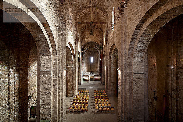 Hochformatige Ansicht von Altar und Stühlen in der Kirche Sant Vicenc  Barcelona  Katalonien  Spanien
